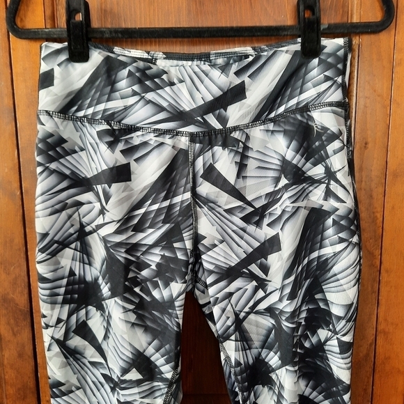 Danskin Now black & white geometric pattern capri length workout gym leggings - Picture 2 of 9